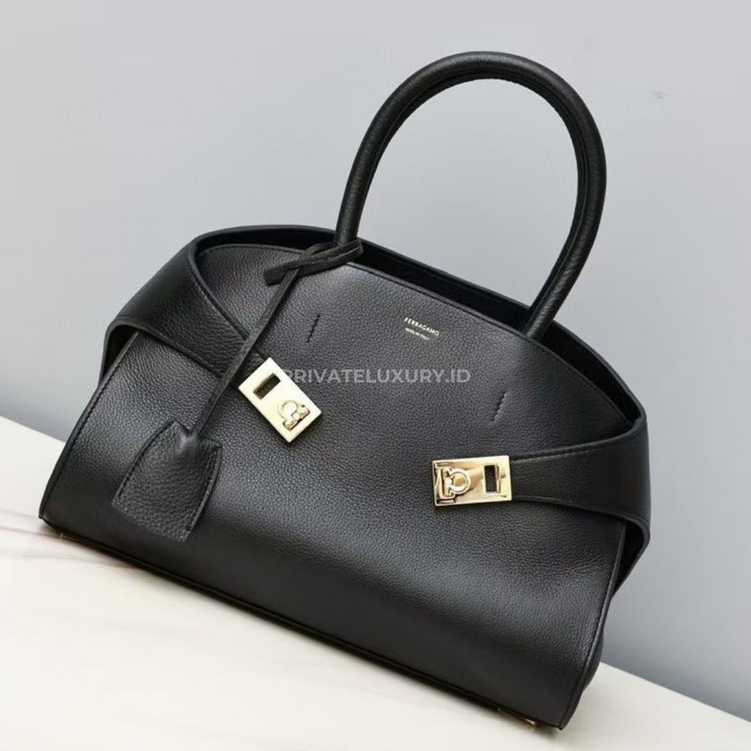 Hug Medium Handbag