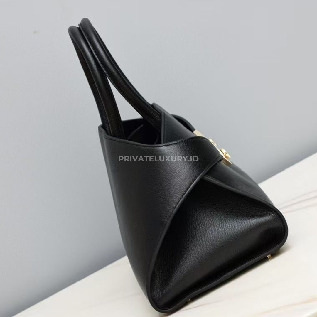 Hug Medium Handbag