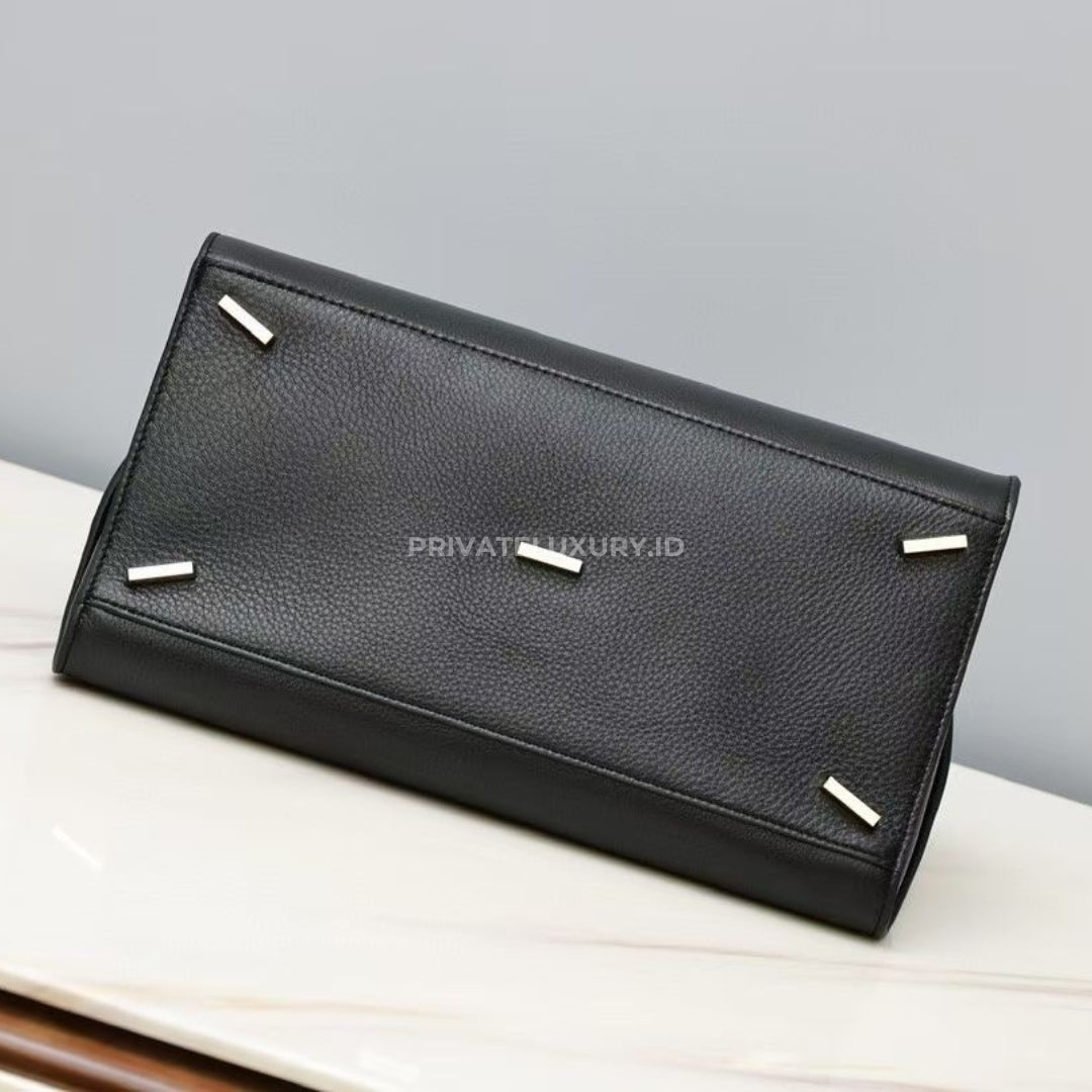 Hug Medium Handbag