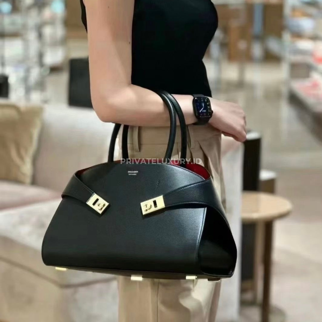 Hug Medium Handbag