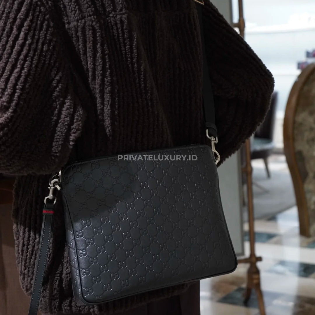 GG Emblem Medium Crossbody Bag