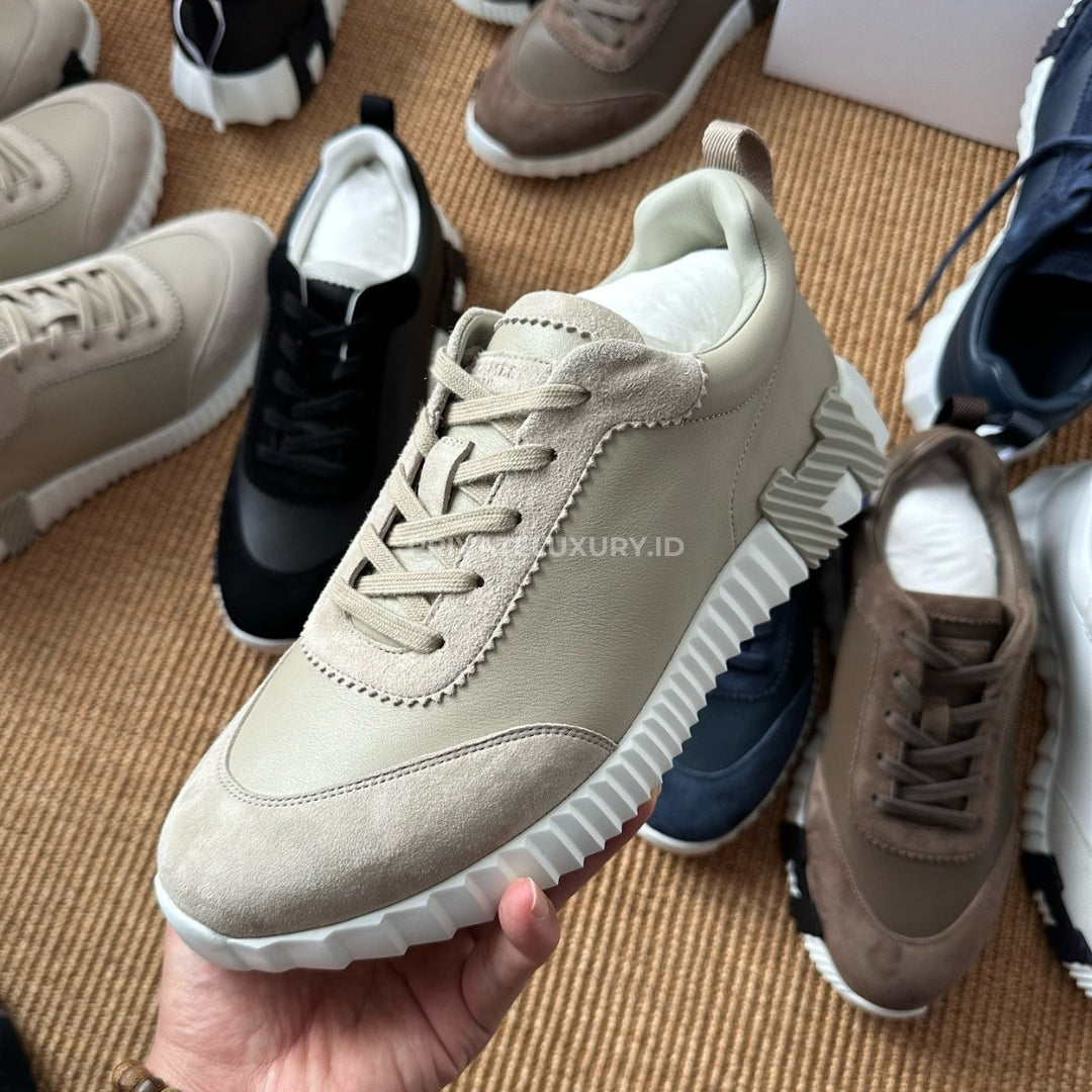 Bouncing Sneaker