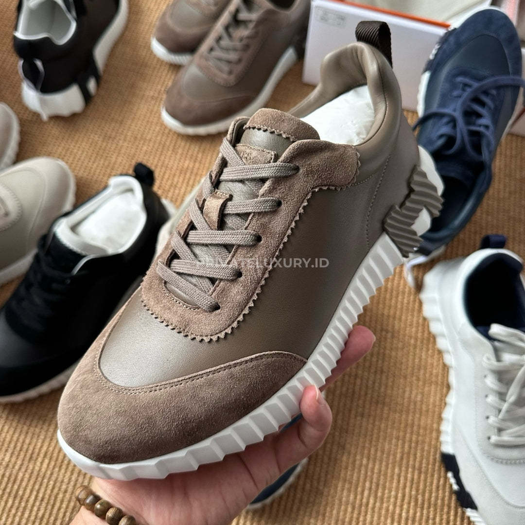 Bouncing Sneaker