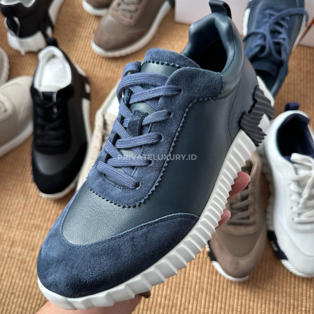 Bouncing Sneaker