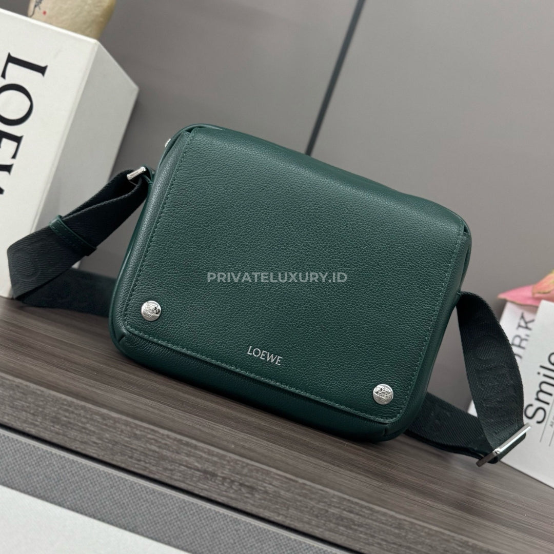 Medium Pebble Messenger Bag