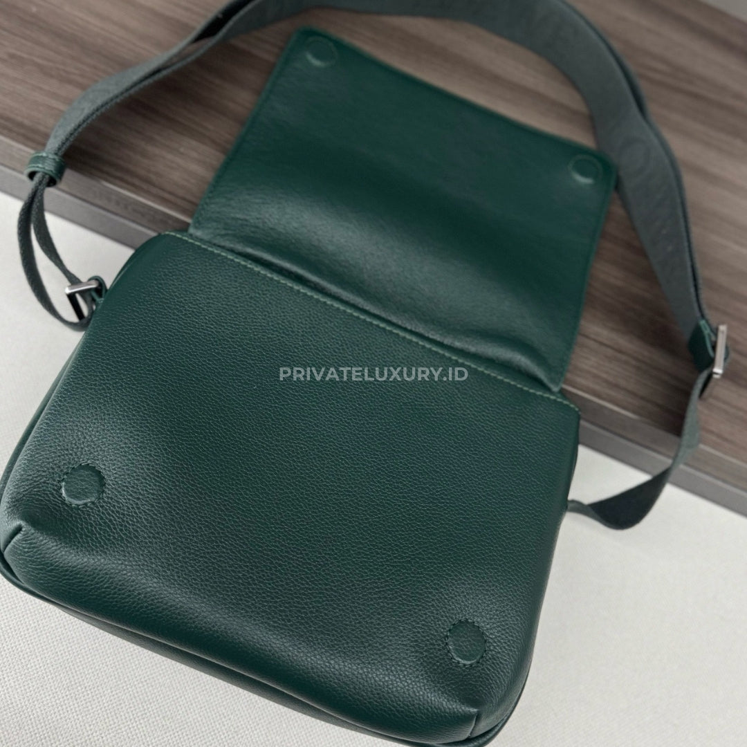 Medium Pebble Messenger Bag