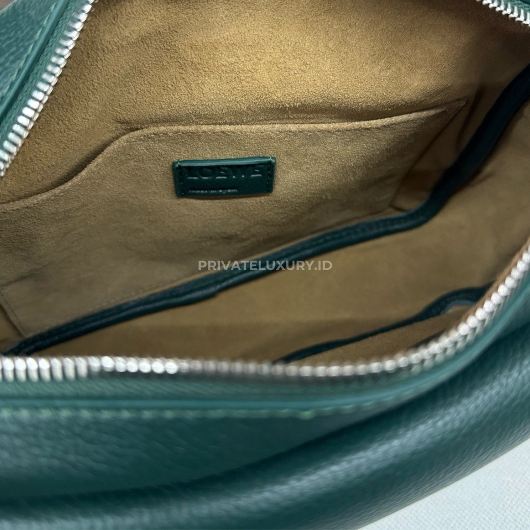 Medium Pebble Messenger Bag