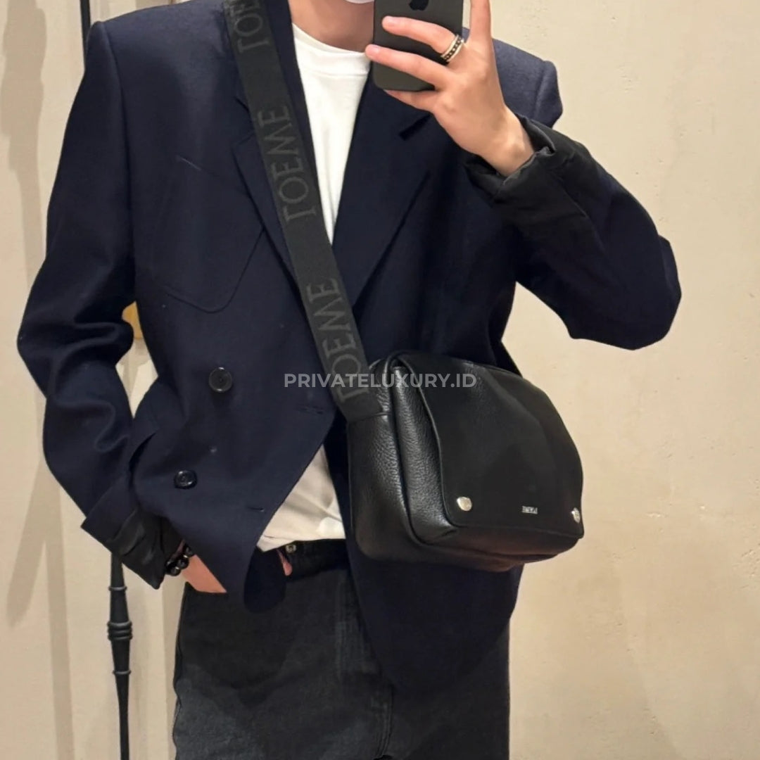 Medium Pebble Messenger Bag