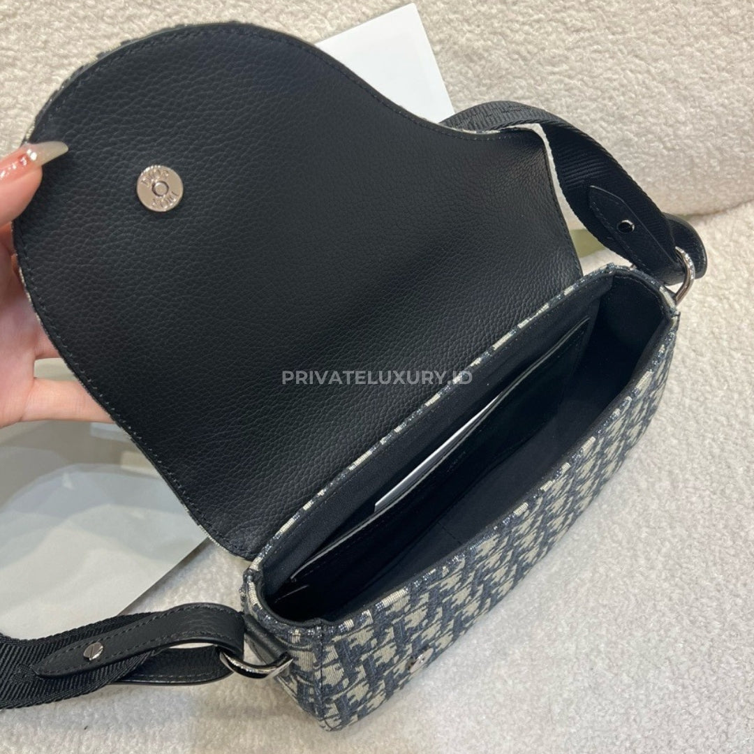 Saddle Messenger Bag
