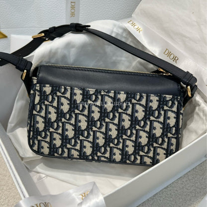 Small 30 Montaigne Pocket Bag